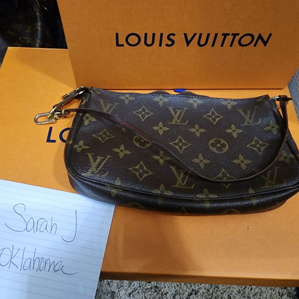 Louis Vuitton pouchette